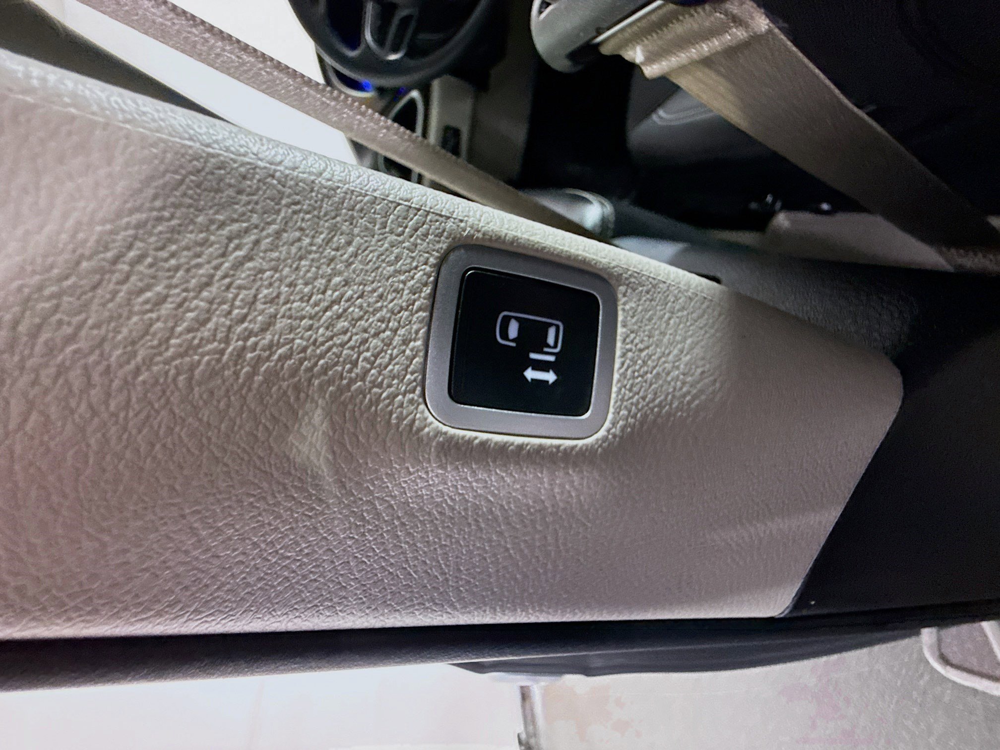 Used 2023 Chrysler Voyager LX FWD image 41