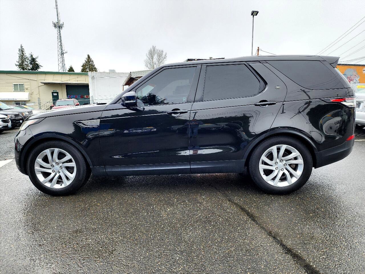 Used 2017 Land Rover Discovery SE image 8