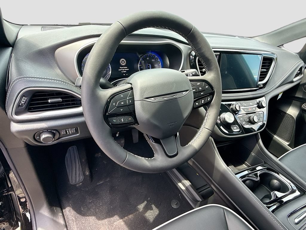 New 2027 Chrysler Pacifica Limited FWD image 11