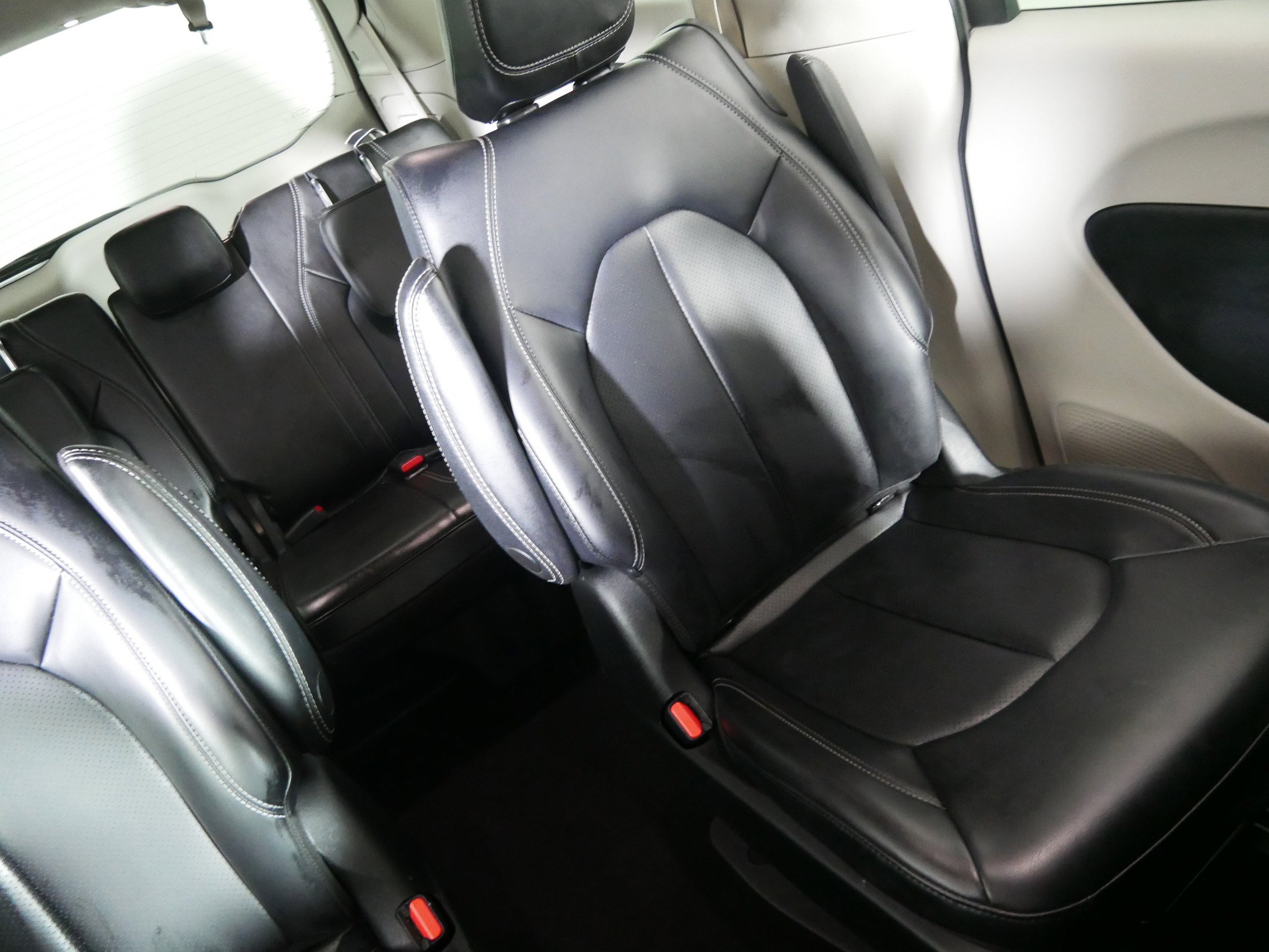 Used 2023 Chrysler Pacifica Touring-L FWD image 14