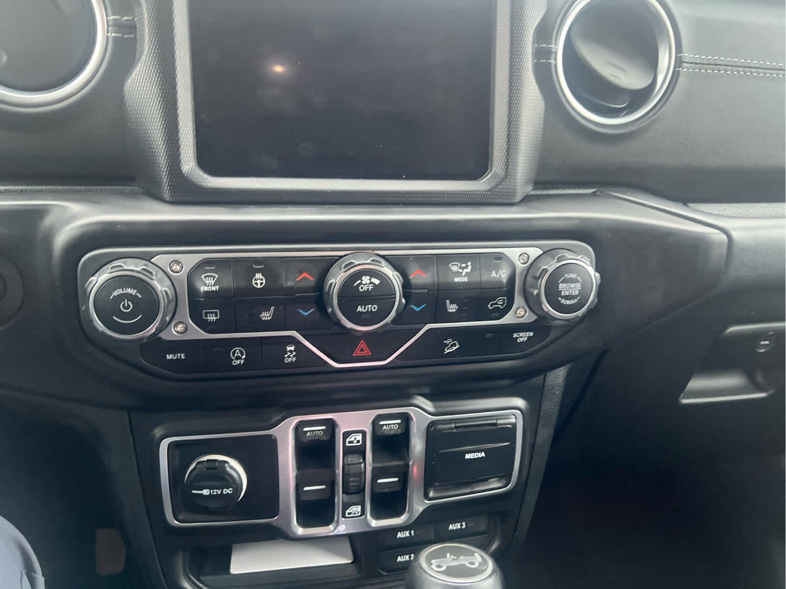 Used 2018 Jeep Wrangler Unlimited Sahara AWD/4WD image 8