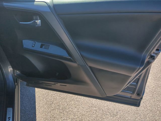 Used 2017 Toyota RAV4 SE image 35