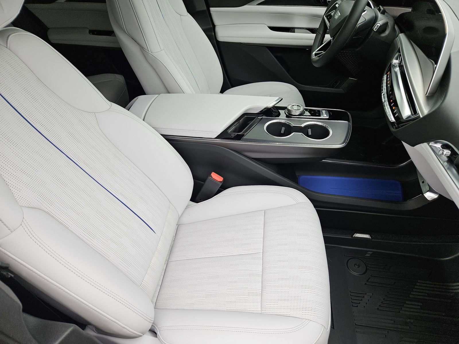 New 2026 Cadillac Lyriq Sport w/ LPO, Floor Liner Package AWD/4WD image 16