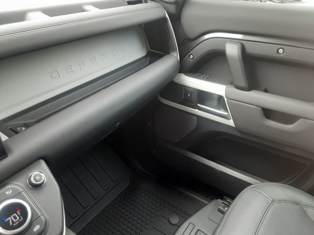 New 2024 Land Rover Defender 110 SE image 29