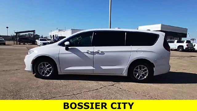 Used 2023 Chrysler Pacifica Touring-L image 6