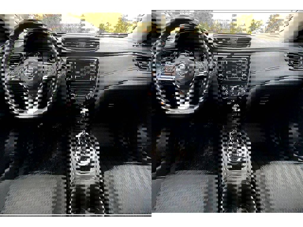 Used 2018 Nissan Rogue SV image 16