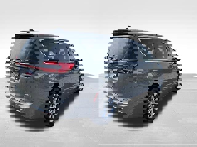 Used 2023 Chrysler Pacifica Touring-L image 48