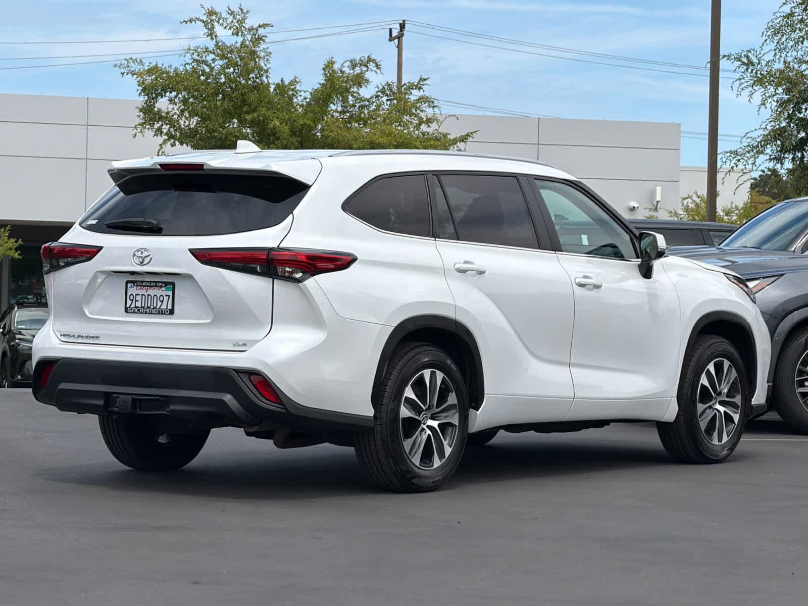 Used 2023 Toyota Highlander XLE FWD image 2