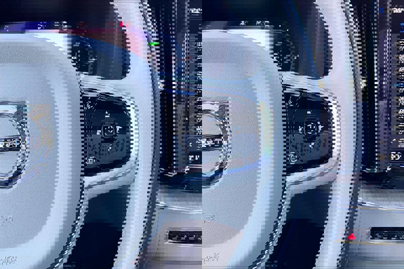 Used 2023 Volvo XC60 T8 Ultimate w/ Climate Package image 22