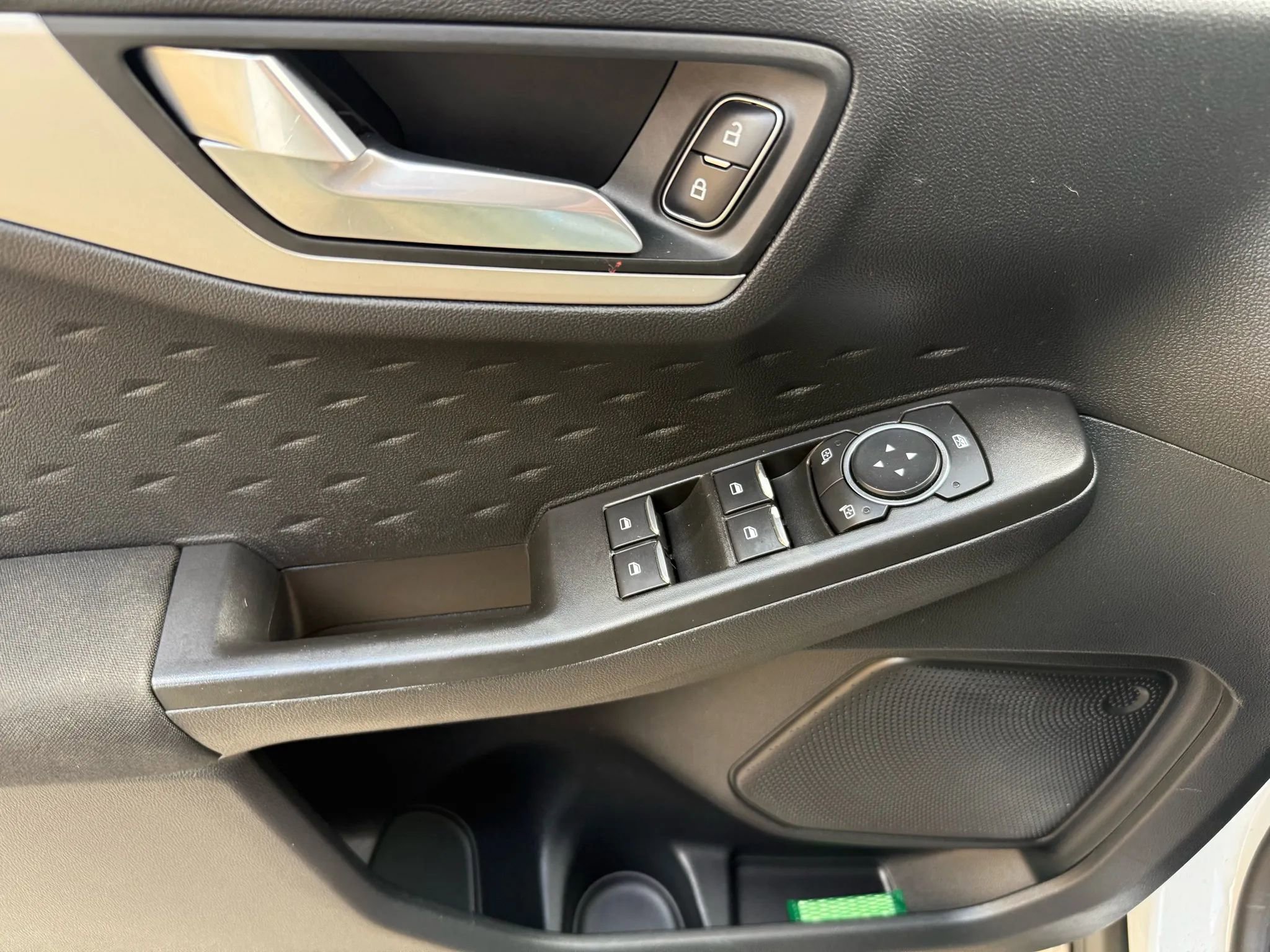 Used 2020 Ford Escape SE image 10