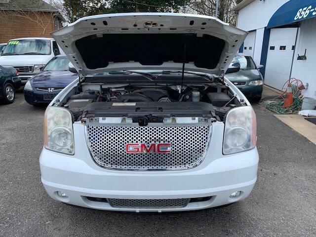 Used 2007 GMC Yukon XL SLT w/ SLT Preferred Equipment Group image 2