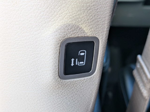Used 2023 Chrysler Pacifica Touring-L FWD image 15