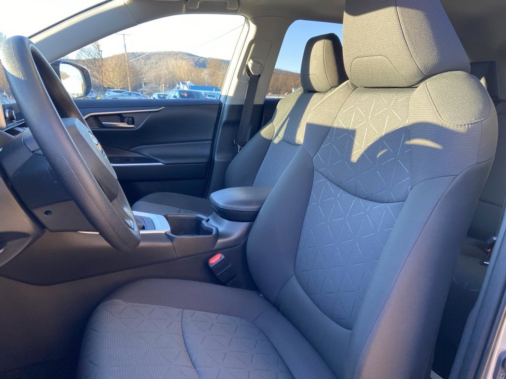 Used 2025 Toyota RAV4 XLE image 9