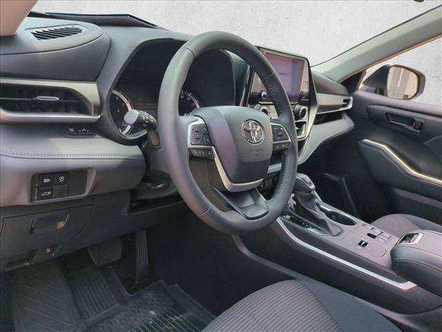 Used 2024 Toyota Highlander LE FWD image 10