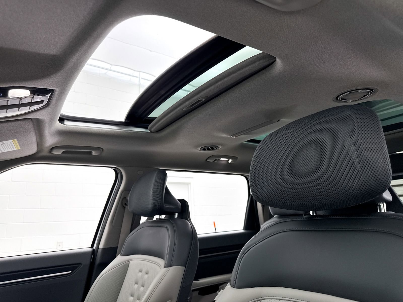 Used 2025 Kia EV9 Wind image 3