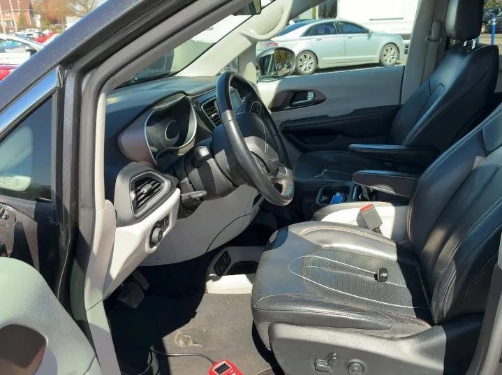 Used 2018 Chrysler Pacifica Touring-L FWD image 2