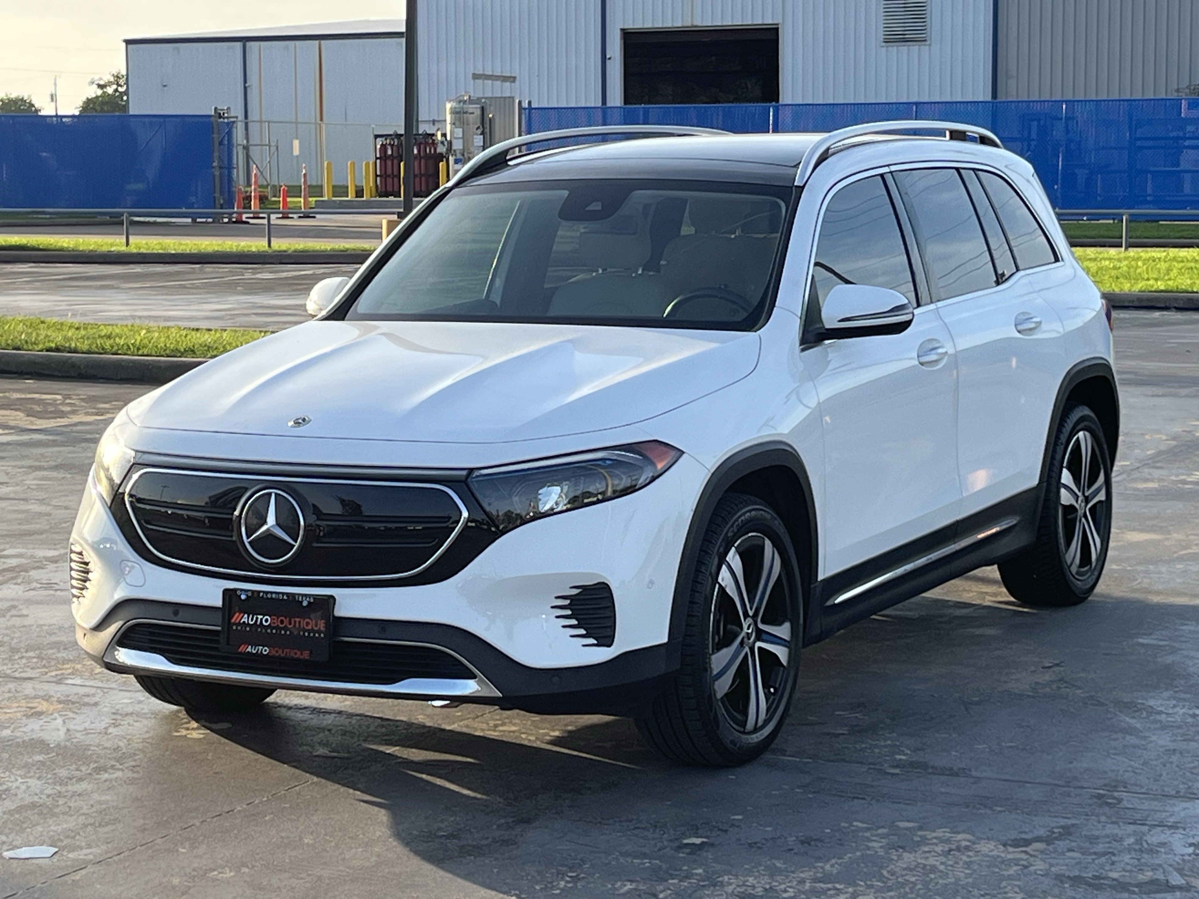 Used 2022 Mercedes-Benz EQB 300 4MATIC w/ Exclusive Package image 5