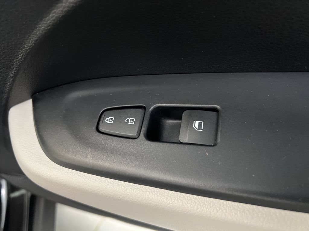 Used 2025 Hyundai Venue SEL FWD image 31