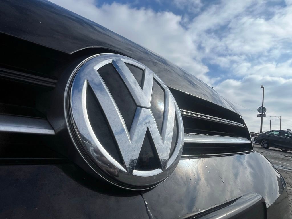 Used 2017 Volkswagen Golf R 4-Door image 9