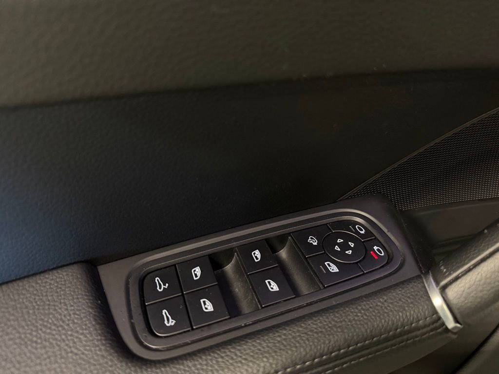 Certified 2023 Porsche Cayenne Platinum Edition image 8