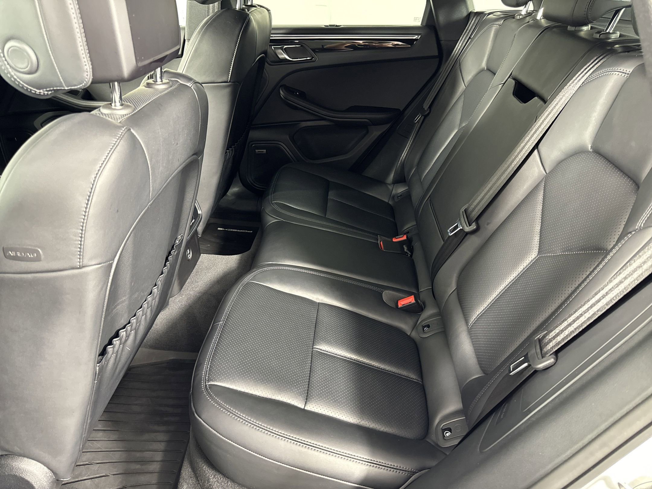 Certified 2025 Porsche Macan image 14