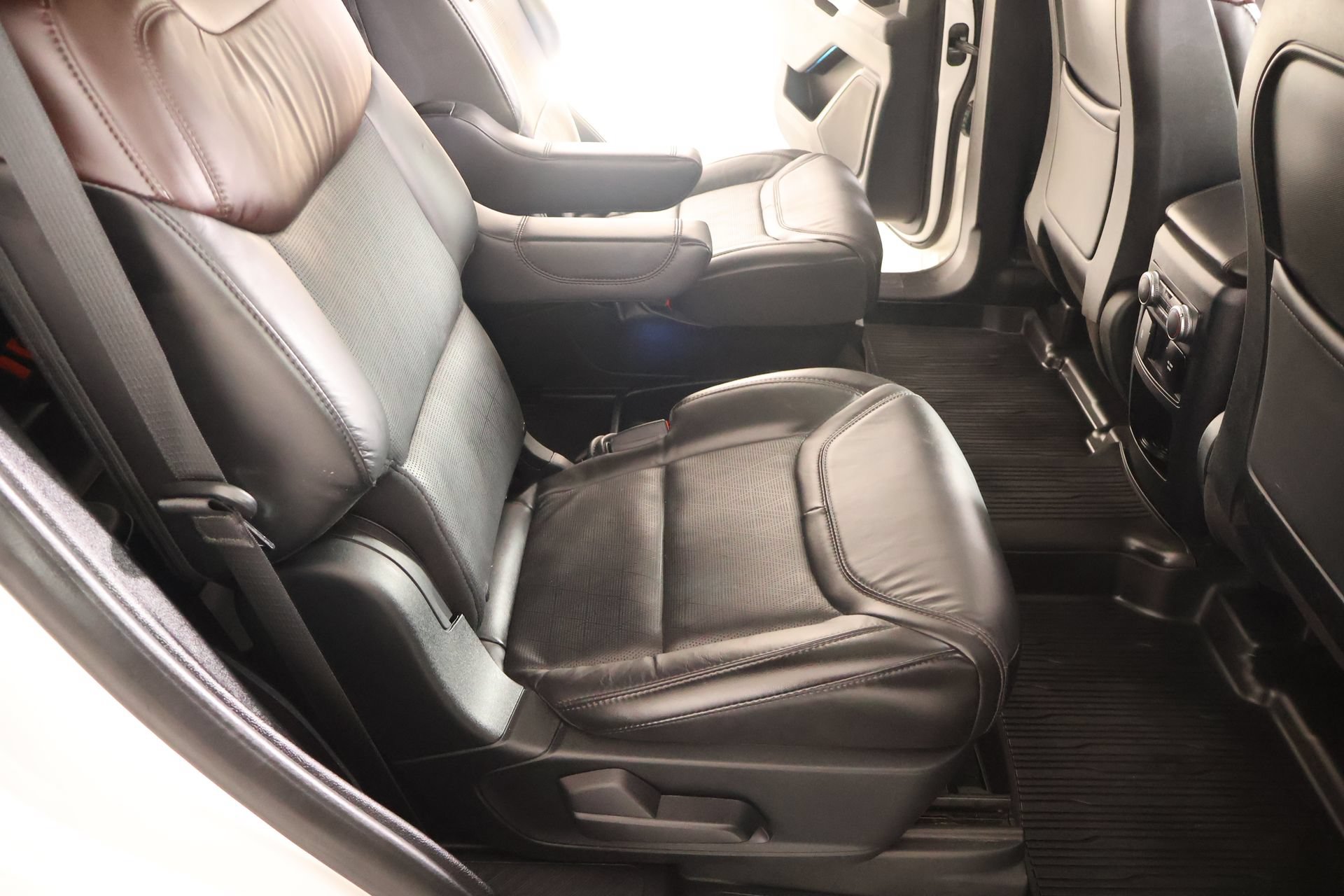 Used 2020 Ford Explorer Platinum w/ Premium Technology Package AWD/4WD image 16