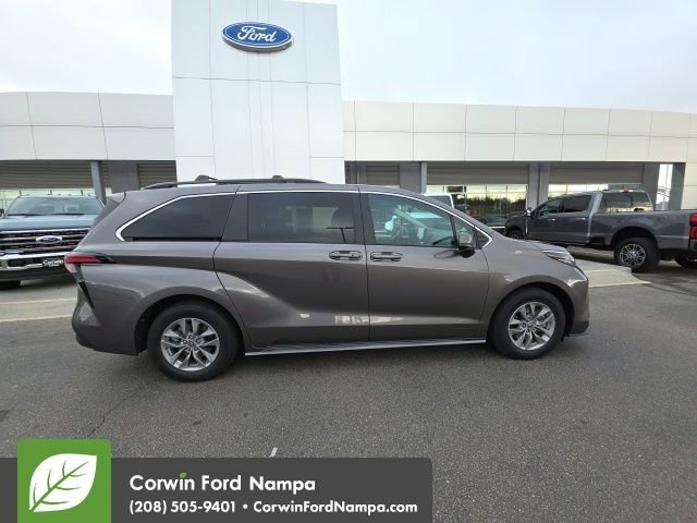 Used 2022 Toyota Sienna LE image 4