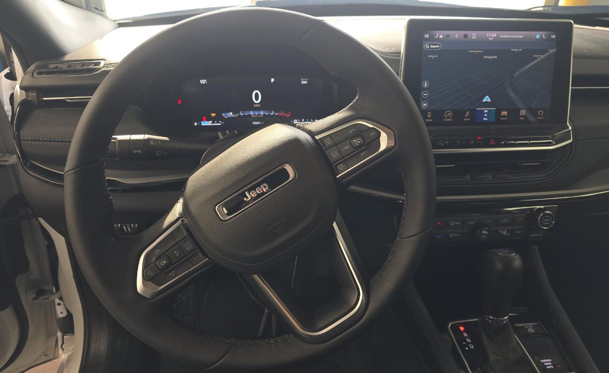 Used 2025 Jeep Compass Limited w/ High Altitude Package image 9