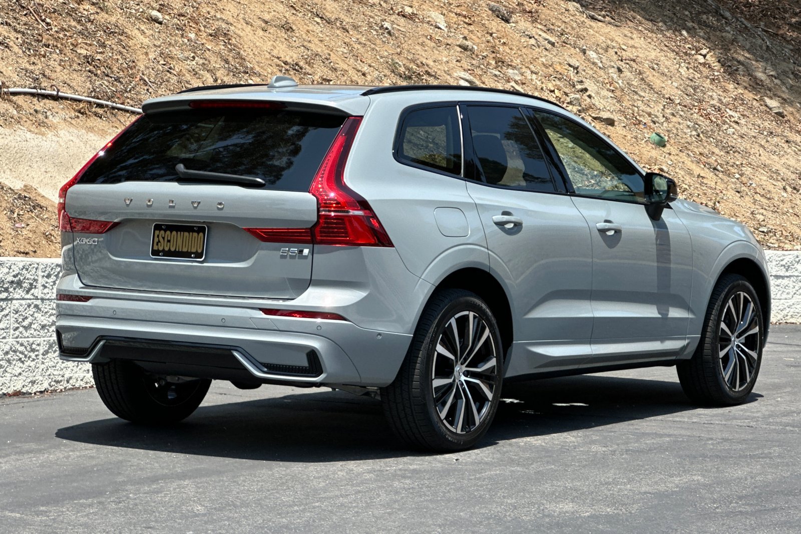 New 2025 Volvo XC60 B5 Plus w/ Climate Package image 5