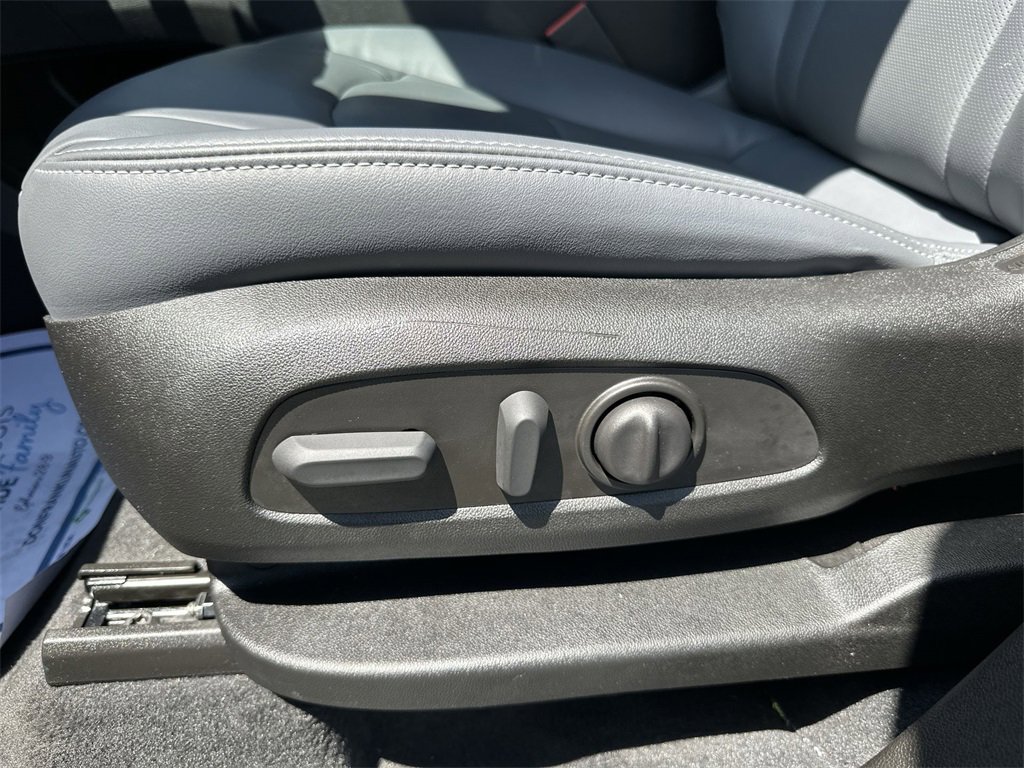 Used 2023 Buick Enclave Essence image 12