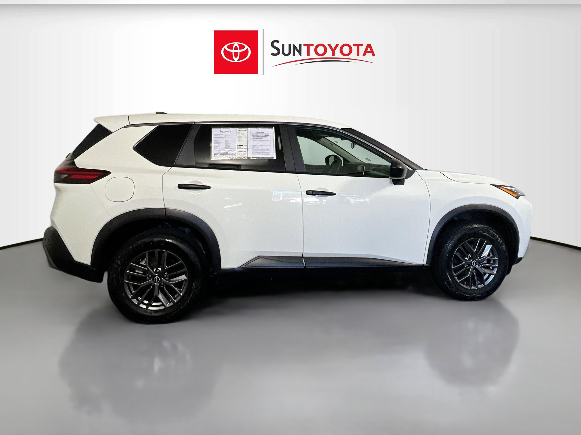 Used 2023 Nissan Rogue S image 2