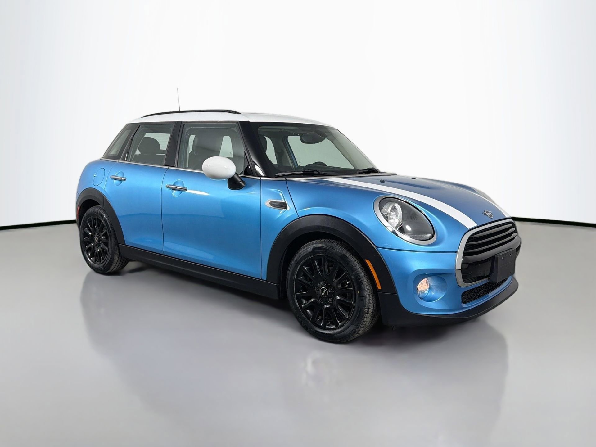 Used 2019 MINI Cooper 4-Door Hardtop w/ Storage Package image 3