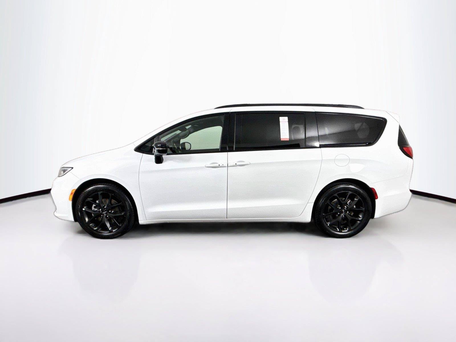 Used 2025 Chrysler Pacifica Limited FWD image 14