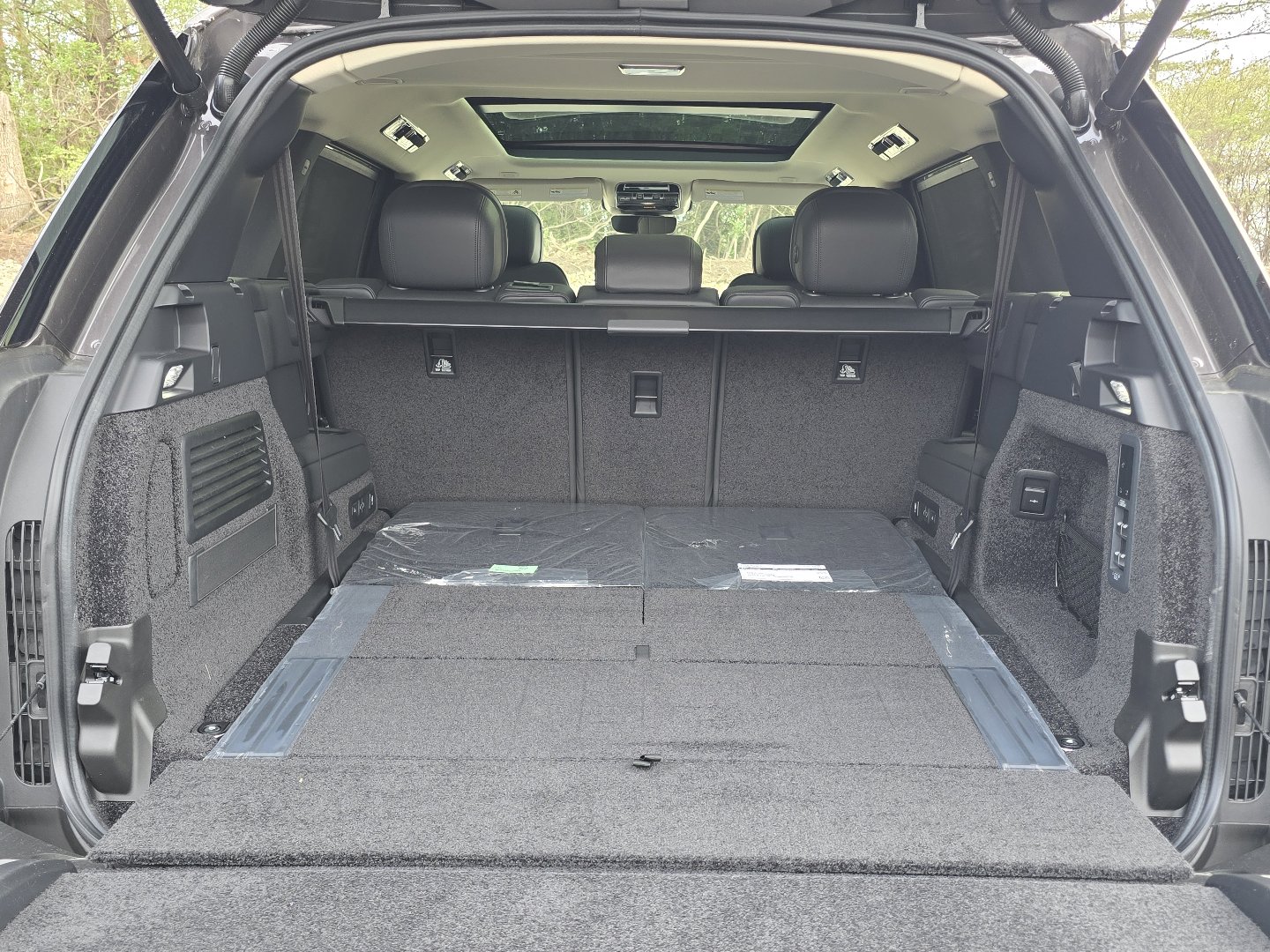 New 2026 Land Rover Range Rover Long Wheelbase SE image 32