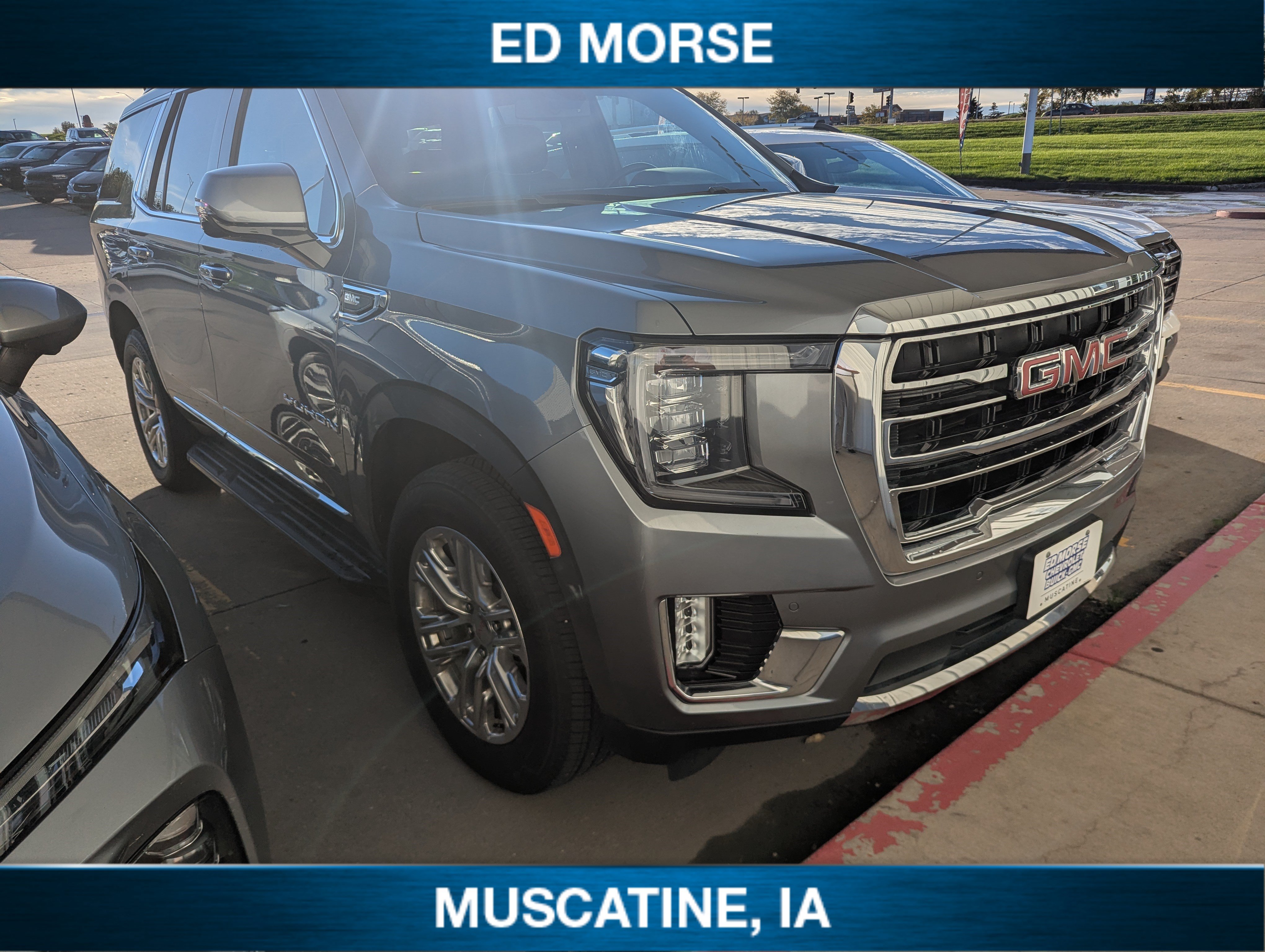 Used 2022 GMC Yukon SLT w/ SLT Luxury Package AWD/4WD image 2