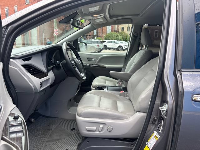 Used 2020 Toyota Sienna XLE FWD image 11