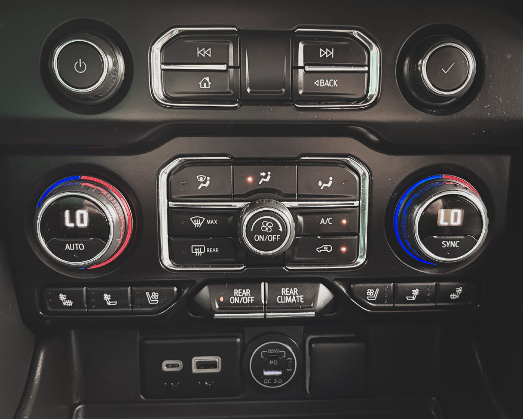 Used 2023 Chevrolet Suburban Premier AWD/4WD image 16