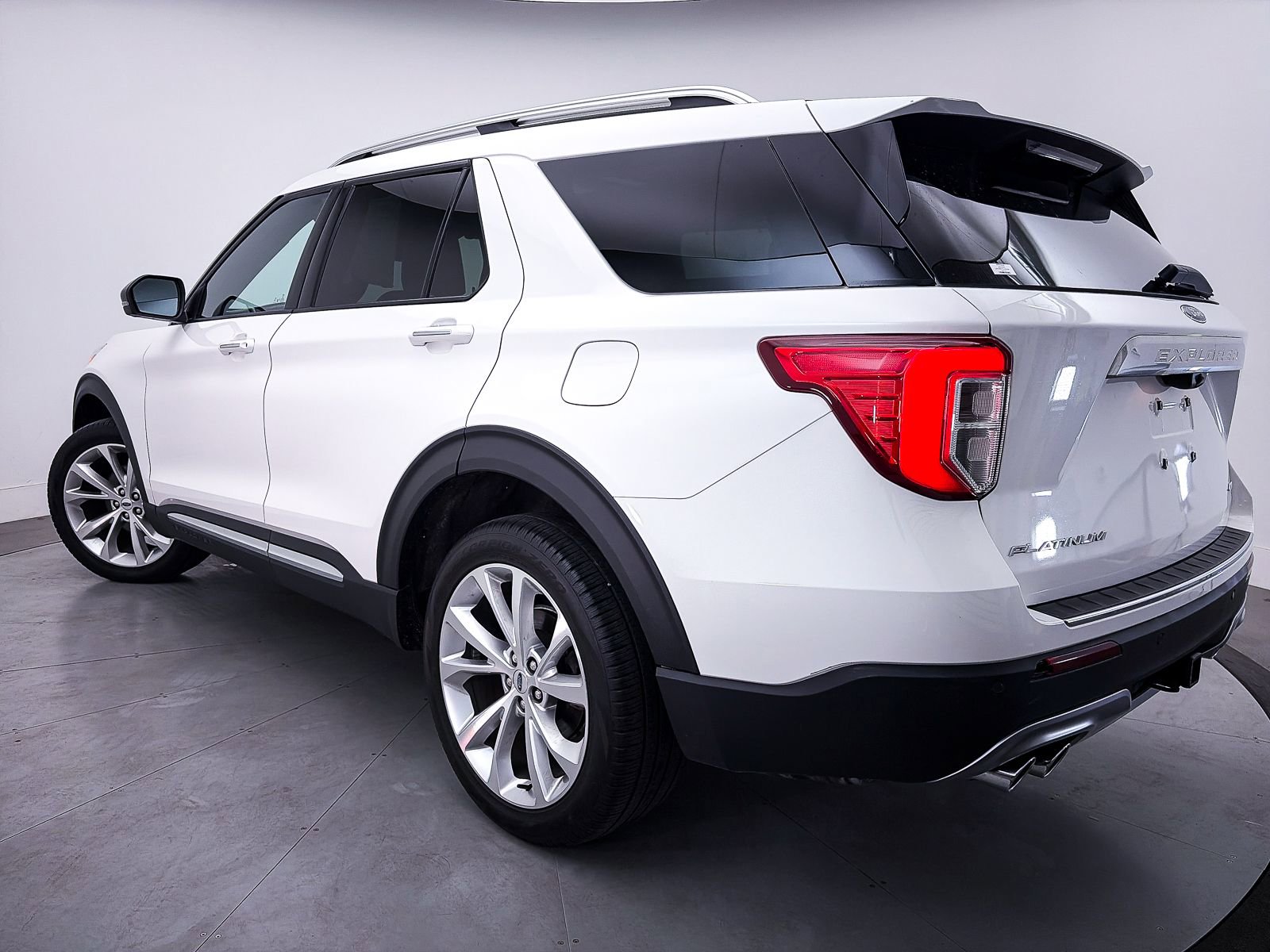Used 2023 Ford Explorer Platinum w/ Technology Package AWD/4WD image 2