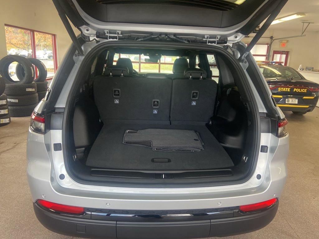 New 2025 Jeep Grand Cherokee Altitude image 14