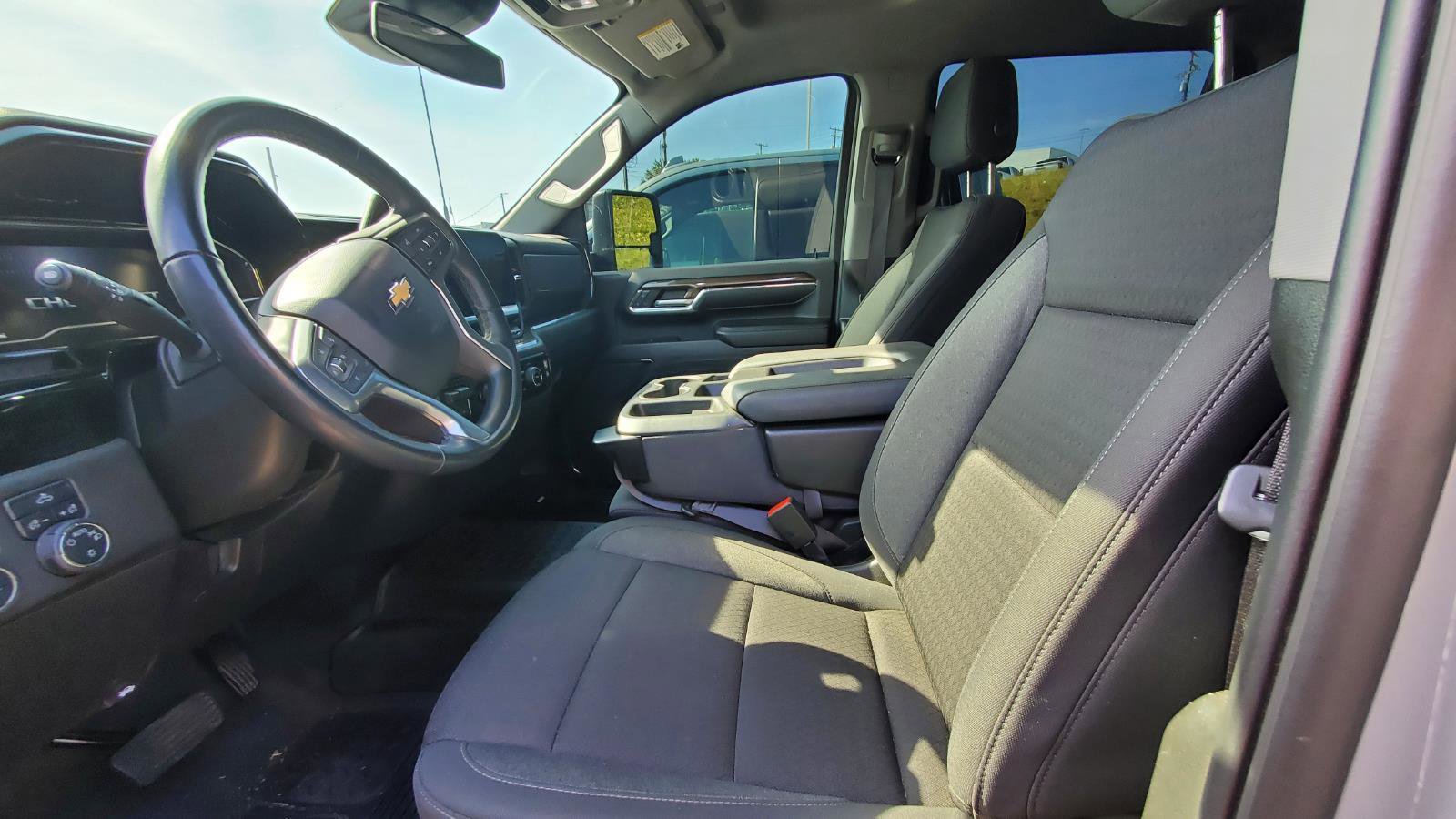 Used 2024 Chevrolet Silverado 2500 LT AWD/4WD image 3
