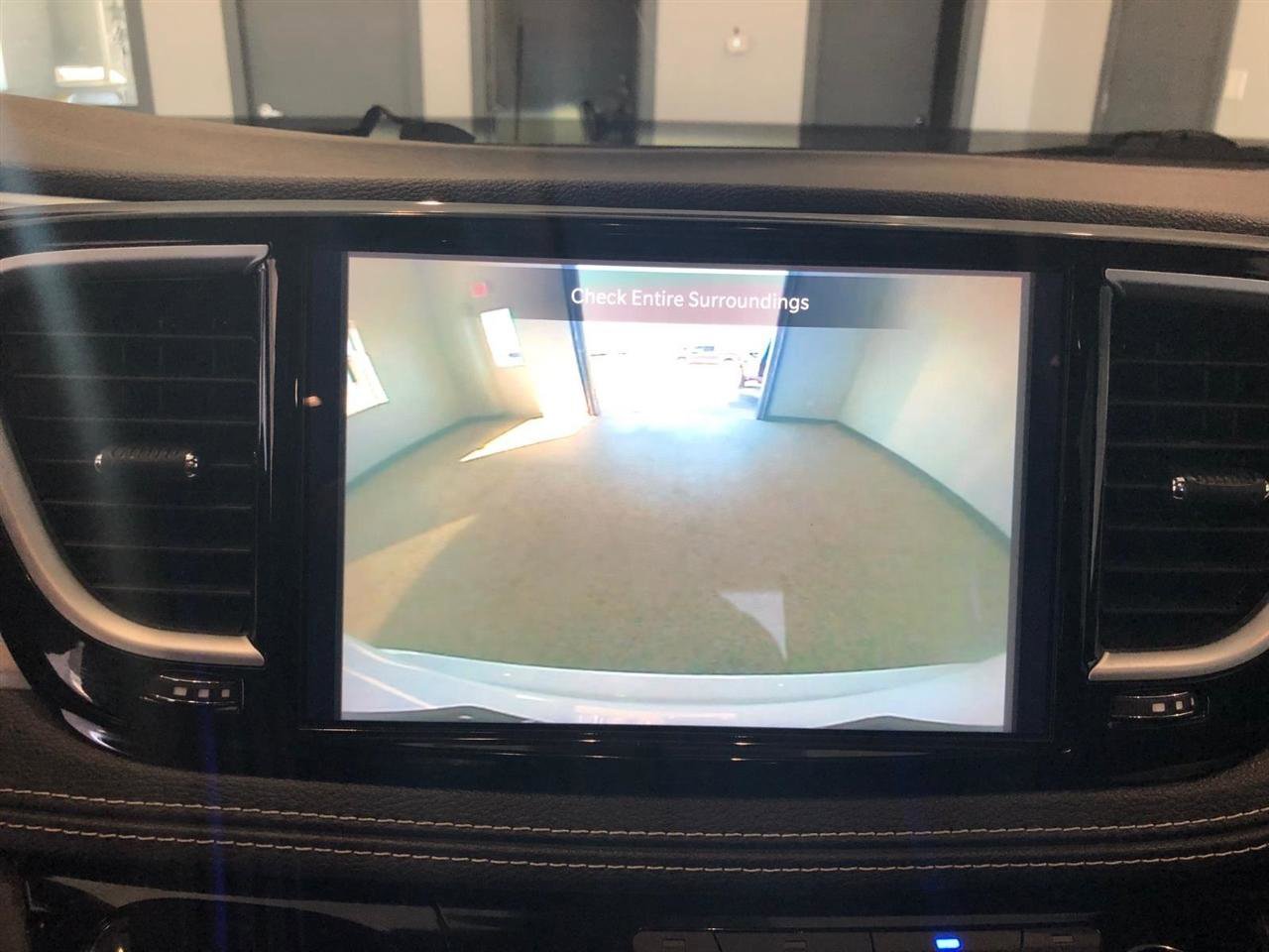 Used 2025 Chrysler Pacifica Limited image 19