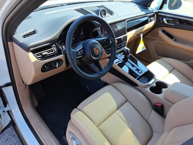 Certified 2025 Porsche Macan AWD/4WD image 24
