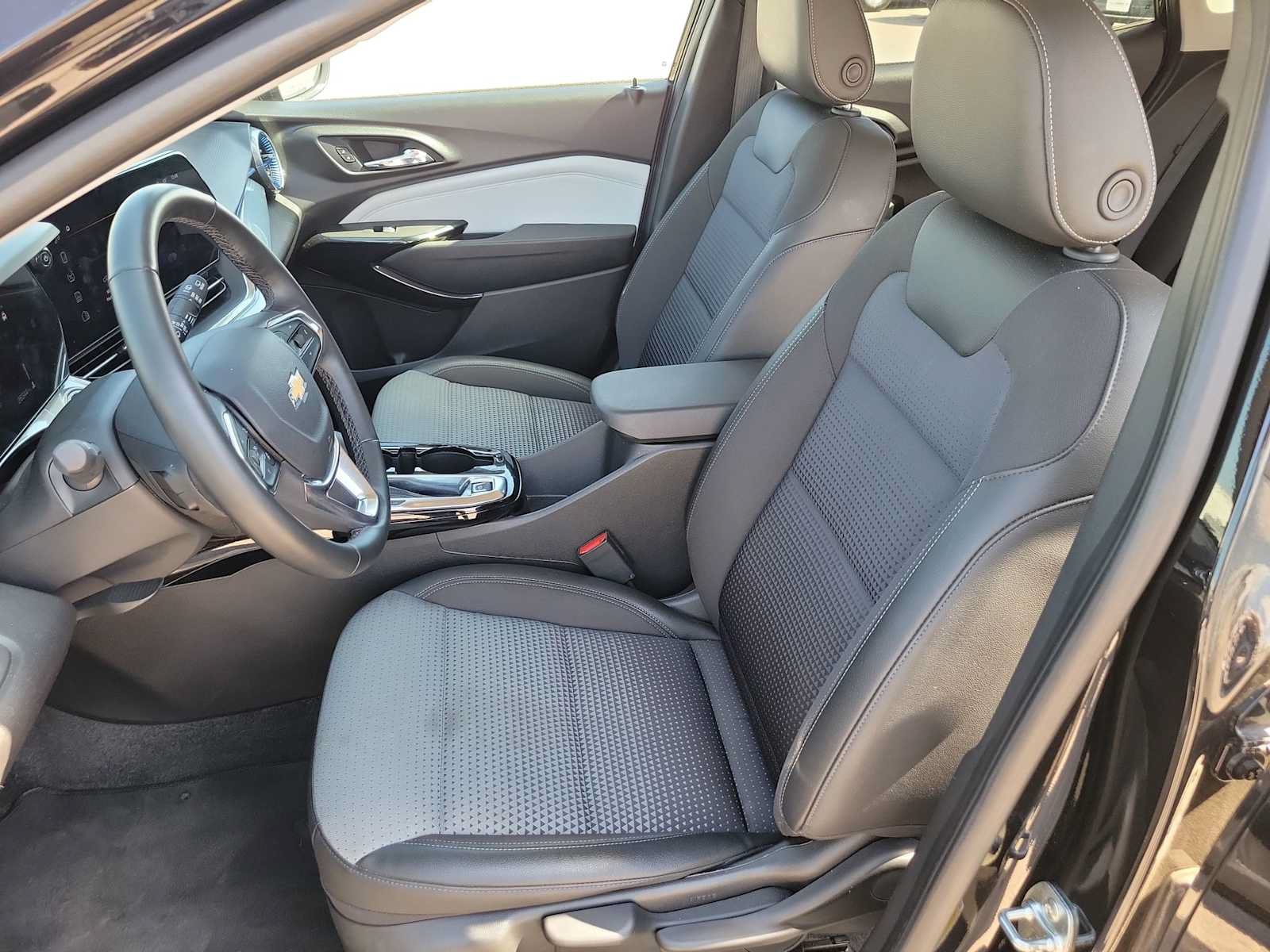 Used 2025 Chevrolet Trax LT w/ LT Convenience Package FWD image 15