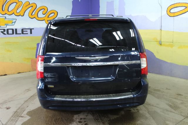 Used 2016 Chrysler Town & Country Touring w/ Driver Convenience Group image 4