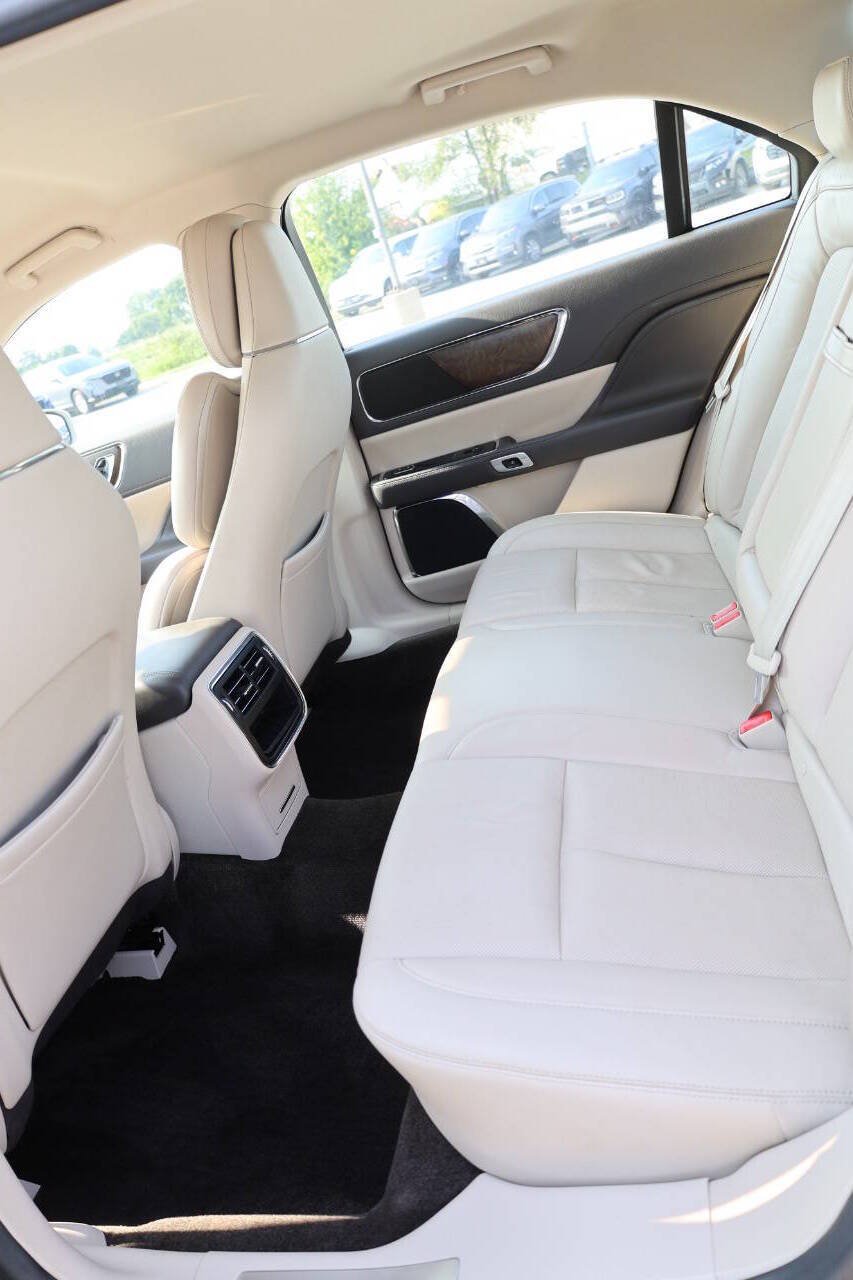 Used 2017 Lincoln Continental Select FWD image 17