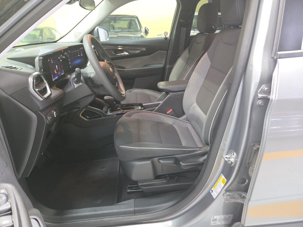 Used 2025 Chevrolet TrailBlazer LT AWD/4WD image 3