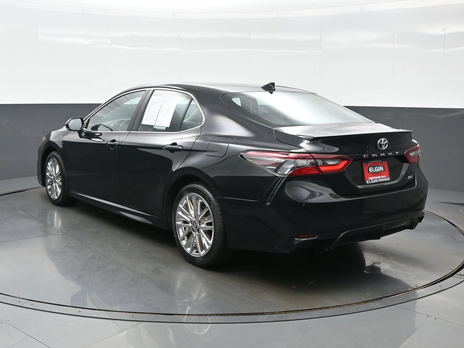 Used 2024 Toyota Camry SE FWD image 4