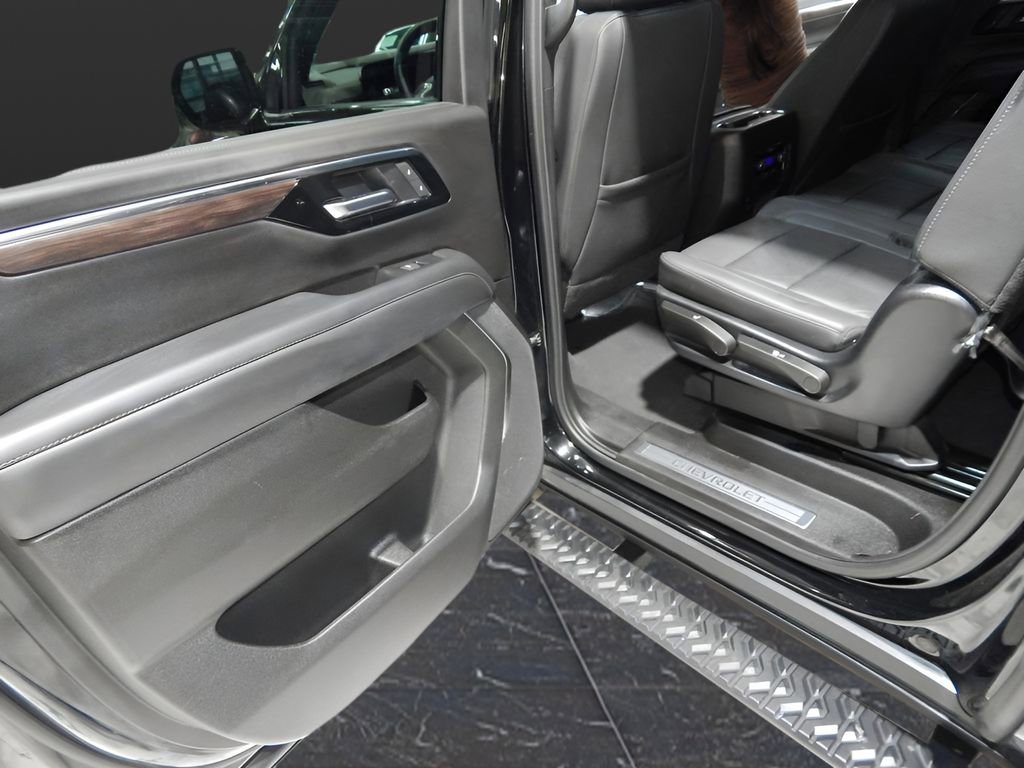 Used 2025 Chevrolet Suburban Z71 AWD/4WD image 38