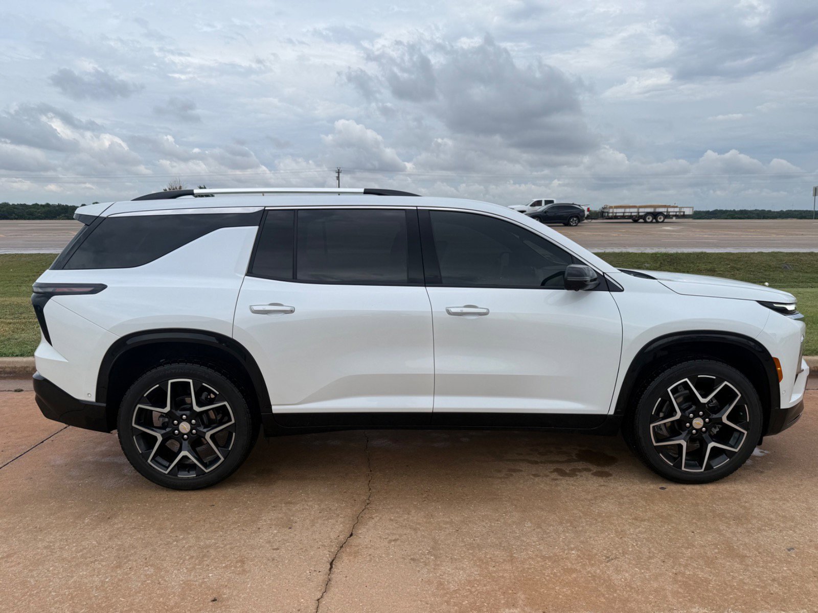 Used 2025 Chevrolet Traverse High Country w/ LPO, Floor Liner Package AWD/4WD image 2