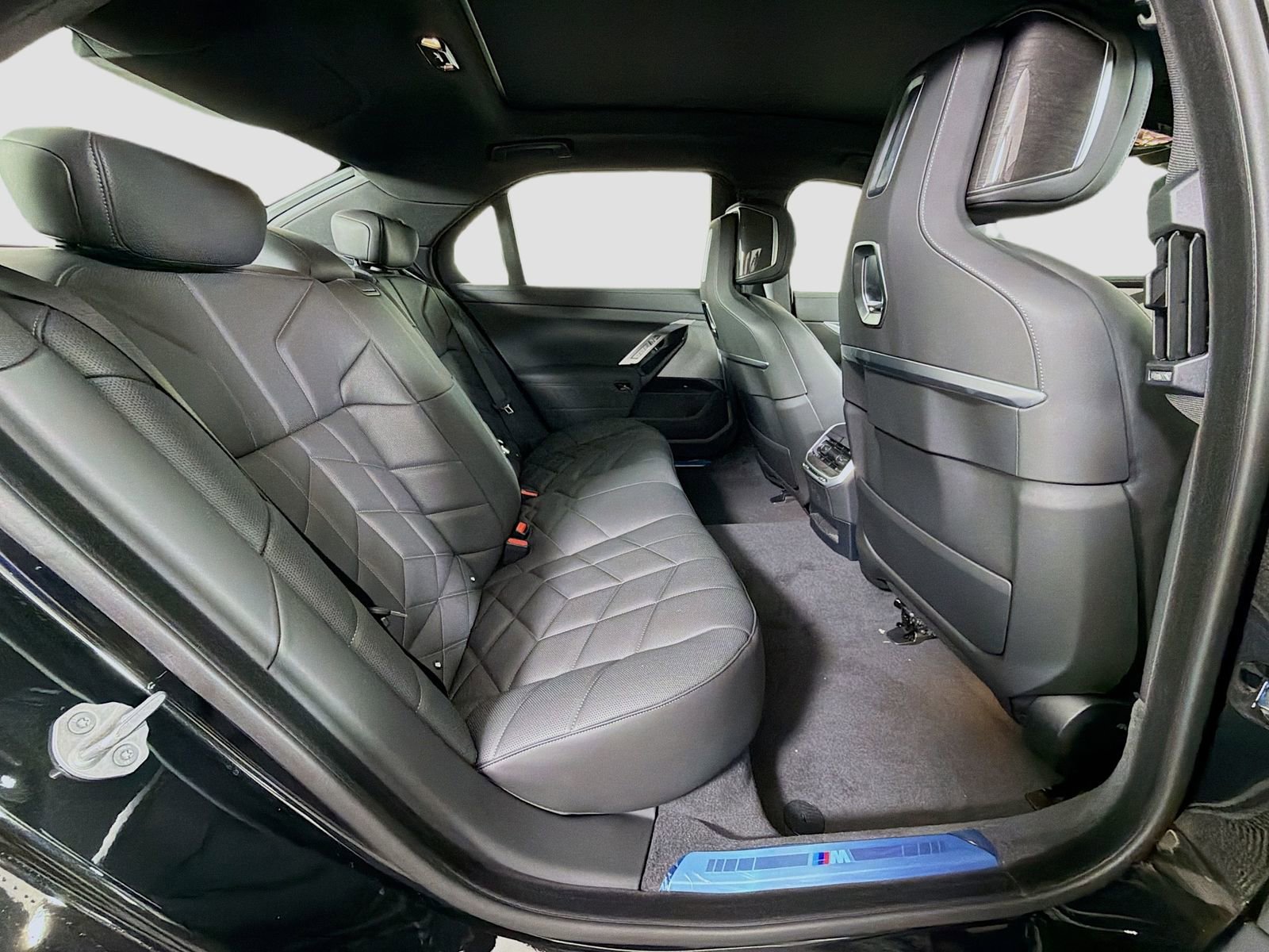 New 2026 BMW 750e xDrive image 30